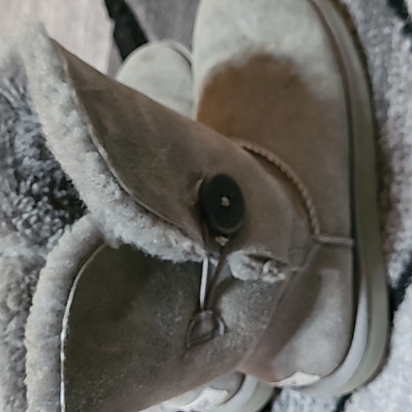 UGG BAILEY BUTTON CLASSIC SHORT GRAY BOOTS PRICE FIRM - Picture 2 of 12